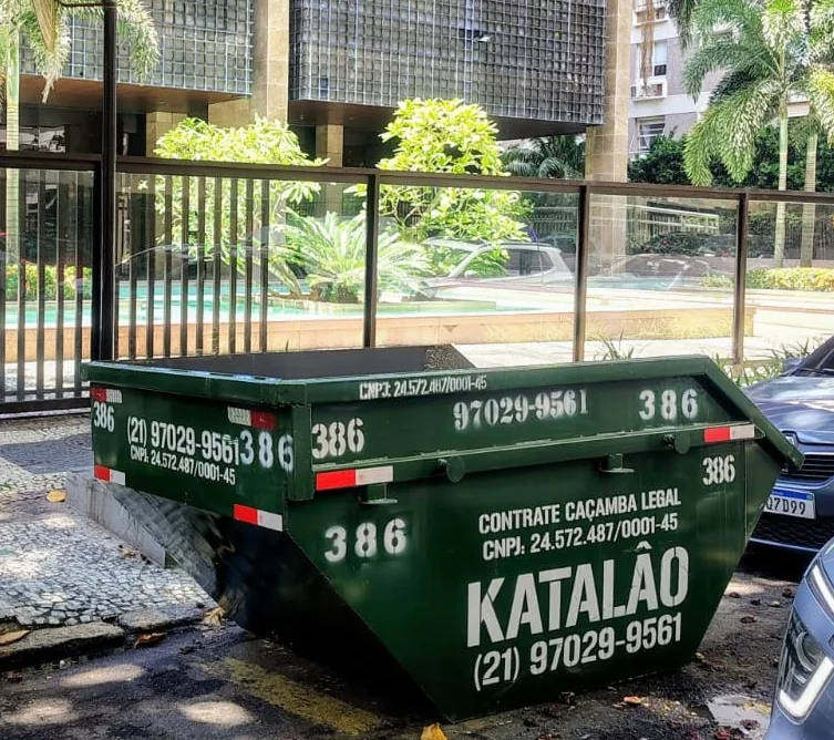 Caçamba da Katalão posicionada para atendimento