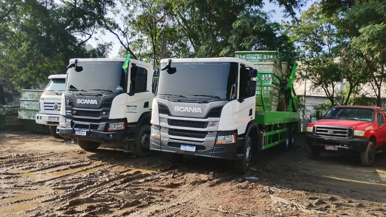 Frota de caminhões da Katalão no pátio