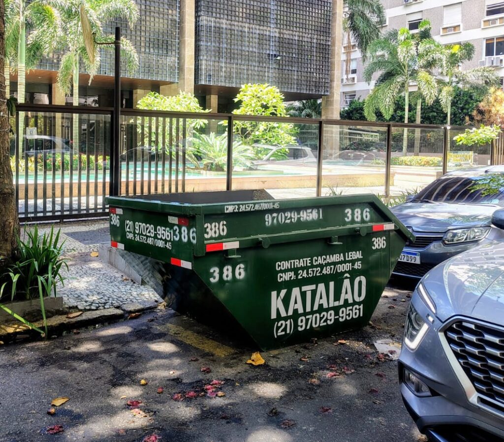 Caçamba Katalão posicionada para atendimento de obra