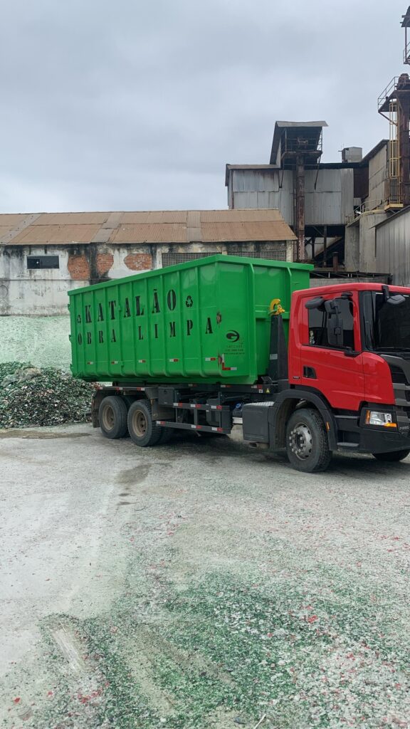 Caminhão caçamba Katalão na fábrica Rio de Janeiro