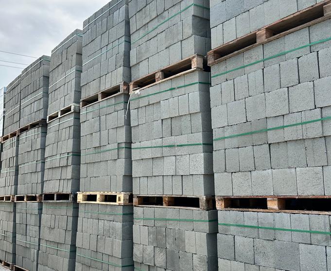 Blocos de concreto do catálogo Katalão organizados em paletes